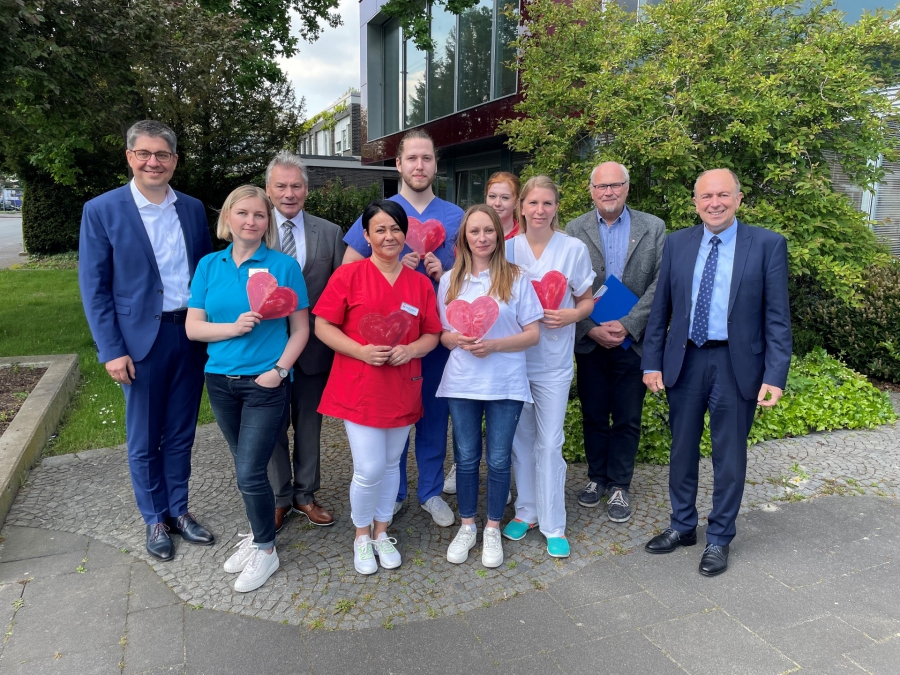 Machen gemeinsam Werbung für die Pflege: (hinten von links): Martin Wolf, Vorstand St. Johannisstift; Dietrich Honervogt, stellv. Bürgermeister; Daniela Mainka, Caritasverband Büren; Karl-Magnus Risse, St. Johannisstift Krankenhaus; Caroline Gayda, Caritasverband Büren; Kirstin Bolte, Brüderkrankenhaus, Hans-Werner Hüwel, Bereichsleitung Pflege und Gesundheit Caritasverband Paderborn, Christoph Rüther, Landrat; (vorne von links): Lena Wilhelm, Haus St. Antonius, Daniela Mainka, Caritasverband Büren; Violetta Gorski, Mobile Dienste St. Katharina Machen gemeinsam Werbung für die Pflege: (hinten von links): Martin Wolf, Vorstand St. Johannisstift; Dietrich Honervogt, stellv. Bürgermeister; Daniela Mainka, Caritasverband Büren; Karl-Magnus Risse, St. Johannisstift Krankenhaus; Caroline Gayda, Caritasverband Büren; Kirstin Bolte, Brüderkrankenhaus, Hans-Werner Hüwel, Bereichsleitung Pflege und Gesundheit Caritasverband Paderborn, Christoph Rüther, Landrat; (vorne von links): Lena Wilhelm, Haus St. Antonius, Daniela Mainka, Caritasverband Büren; Violetta Gorski, Mobile Dienste St. Katharina